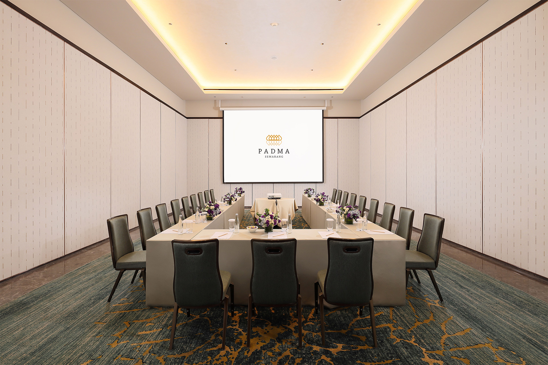 Luxurious indoor venue for meeting and private event with classroom set up