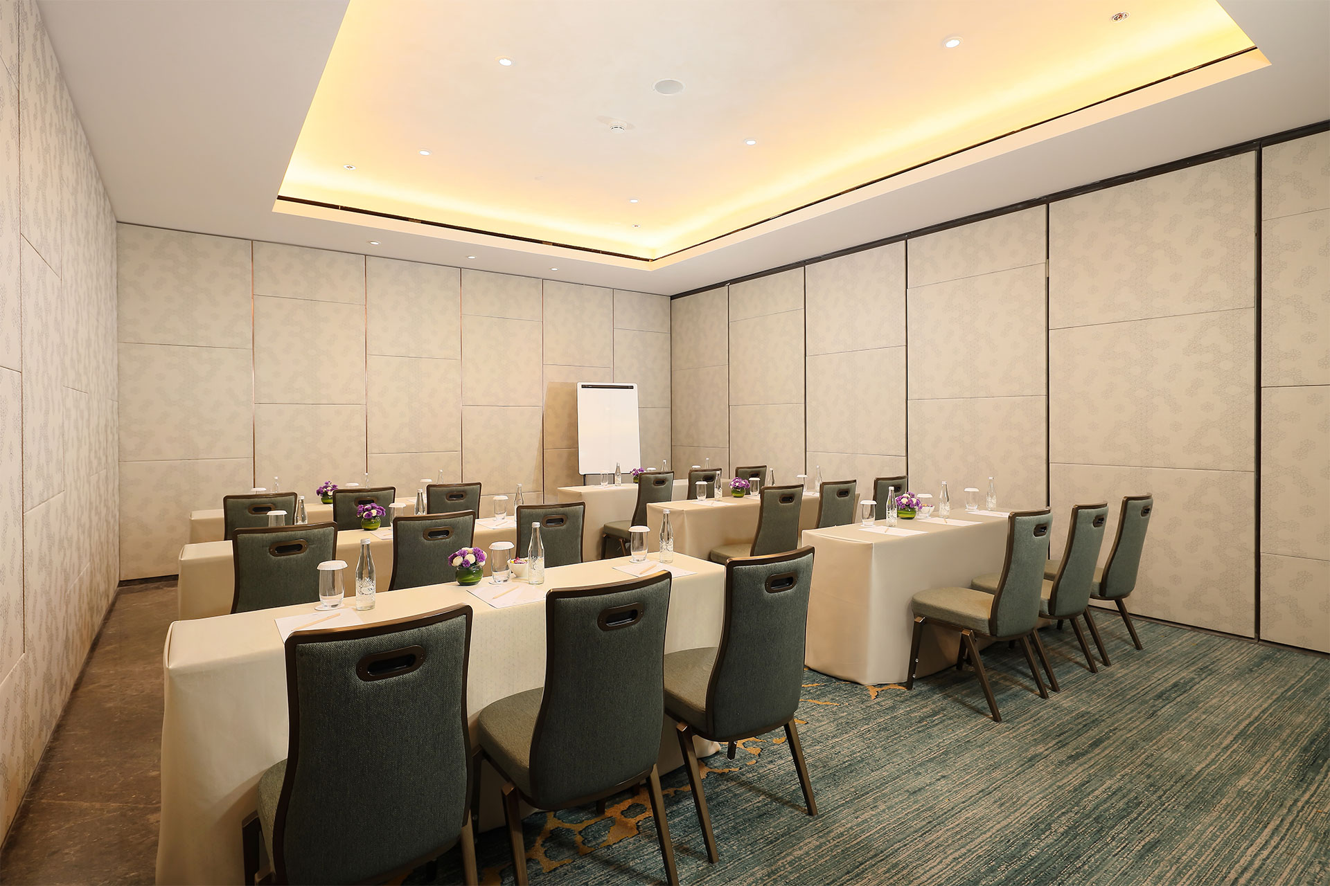 Luxurious indoor venue for meeting and private event with classroom set up